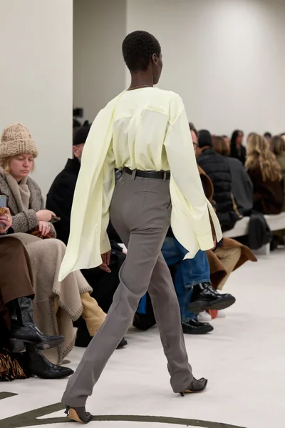 Look 16